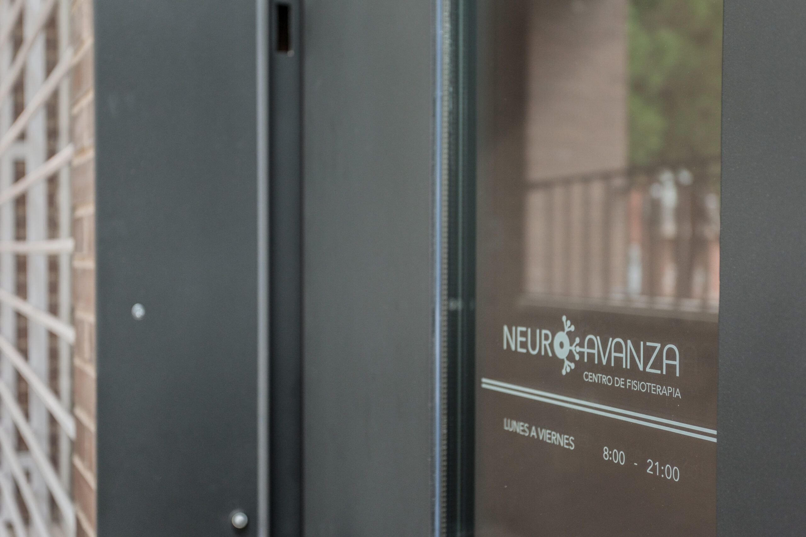 Entrada de NeuroAvanza con horario de atención